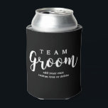 Porta-lata Favor Moderno do Casamento do Grupo para Padrinhos<br><div class="desc">Favoritos do TEAM Groom para seus padrinhos de casamento e festas de casamento. Personalize adicionando um nome, data, local, etc. Pode também mudar para "Groom Squad", "Groom Crew" etc. Perfeito por deixar sua "equipe" empolgada com sua grande celebração de casamento - também faz um excelente de solteiro a favor da...</div>