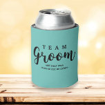 Porta-lata Favor Moderno do Casamento do Grupo para Padrinhos<br><div class="desc">Favoritos do TEAM Groom para seus padrinhos de casamento e festas de casamento. Personalize adicionando um nome, data, local, etc. Pode também mudar para "Groom Squad", "Groom Crew" etc. Perfeito por deixar sua "equipe" empolgada com sua grande celebração de casamento - também faz um excelente de solteiro a favor da...</div>
