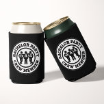 Porta-lata Favor para Membros da Equipe da Despedida de Solte<br><div class="desc">Celebre o grande dia do noivo com esses porta-latas personalizados para membros da equipe da despedida de solteiro! Com um design elegante e preto com um emblema icônico de membro da equipe, esses porta-latas são o favor perfeito para a equipe do noivo. Ideais para manter as bebidas frias enquanto adicionam...</div>