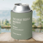 Porta-lata Favor Personalizado de Festa de Solteira com Piada<br><div class="desc">Comemore aquela noite lendária com este protetor de lata em estilo de rótulo de museu “O Grande Incidente da Tequila”. Projetado como uma etiqueta minimalista de galeria de arte, apresenta tipografia em negrito, ano personalizável e um hilário “Mídia: Um Limão, Sem Memória” além de uma linha “Coleção Privada” para um...</div>