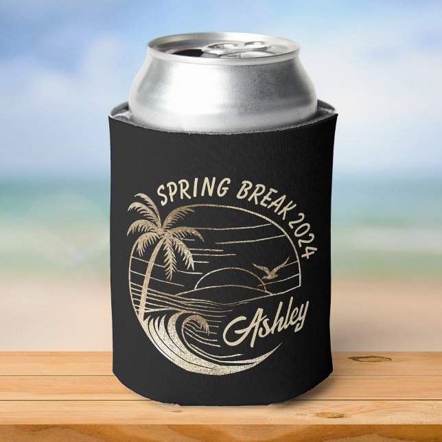 Porta-lata Fenda de primavera Personalizada Meninas Trip Cute (A black can cooler featuring "Spring Break 2024" and "Ashley," with a palm tree and wave design)