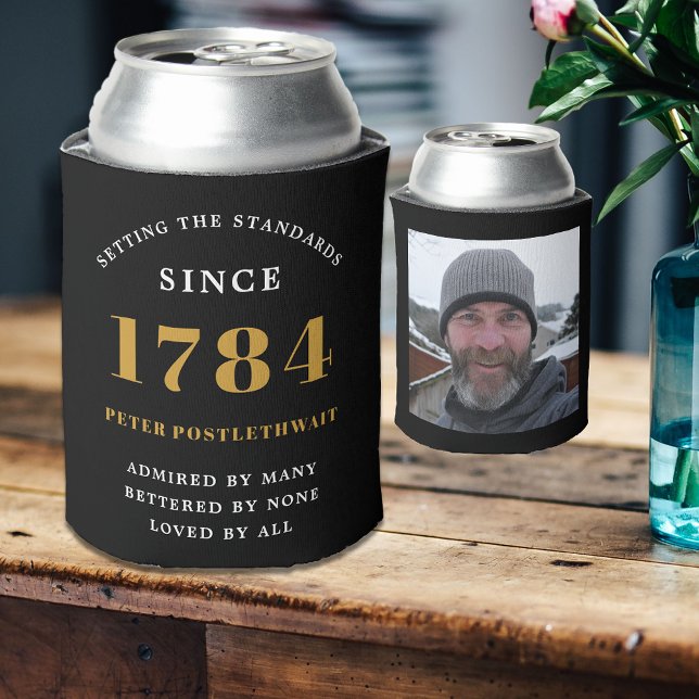 Porta-lata Festa de aniversário de modelo de foto Dourada a q (Birthday can cooler in black and gold with personalized text and photo template.)