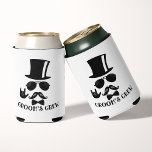 Porta-lata Festa de Despedida de Solteiro Hipster da Turma do<br><div class="desc">Deixe a turma do noivo pronta com estilo com esses coolers de lata personalizados com tema hipster. Com um design ousado com cartola, óculos de sol e bigode, esses coolers adicionam um toque excêntrico e sofisticado a qualquer festa de despedida de solteiro. Perfeito para manter as bebidas geladas enquanto mostra...</div>