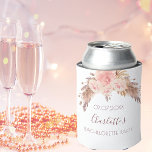 Porta-lata Festa de solteira pampas florais rosa de pelúcia<br><div class="desc">Um refrigerador para festa de solteira. Um fundo branco. Decorados com grama-pampas e flores cor-de-rosa e rosa. Personalize e adicione uma data,  nome. O nome é escrito em cor rosa escura de ouro com um estilo moderno,  escrito à mão.</div>