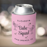 Porta-lata Festa de solteira Rosa Girly Babe Squad<br><div class="desc">A cor-de-rosa-menina pode resfriar a sua festa de solteira com ilustrações de partidárias que tomam sol em copos de martini,  estrelas de brilho retrô,  "Babe Squad" em um roteiro retrô e os nomes de seus hóspedes e a localização de festas em uma simples tipografia moderna.</div>