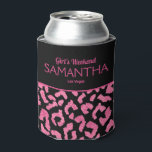 Porta-lata Fim de semana de garotas elegantes estampa de leop<br><div class="desc">Mantenha as bebidas frias no seu fim de semana de garotas da festa de despedida de solteira com esses padrões de estampa de leopardo rosa e preto em canecas térmicas com qualquer texto em letras elegantes na frente, verso e parte inferior. **DICA: Para personalizar cada uma, altere o nome e...</div>