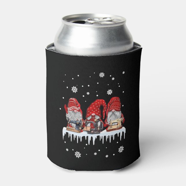 Porta-lata Fogão de Natal Camisa Vermelha Gnomias de Costura  (Can Front)