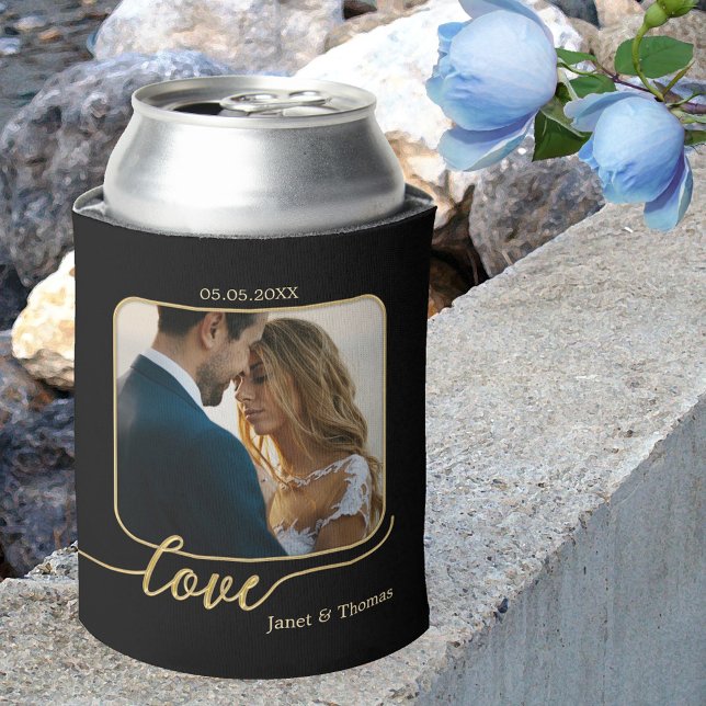 Porta-lata Foto de Casamento do Script Dourado Amor Preto (Elegant can cooler featuring your photos on front and back, framed by a gold design love script)