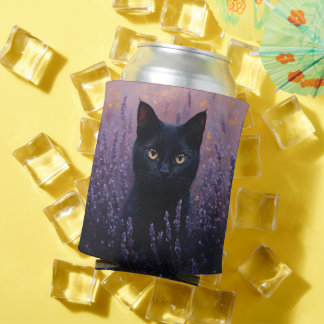 Porta-lata Gato Preto numa Ilustração de Campo de Lavanda