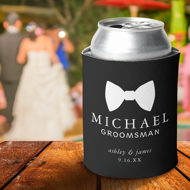Porta-lata Gravata Borboleta Preta Padrinho de Casamento Pers (Black Bow Tie Groomsman Personalized Wedding Can Cooler)