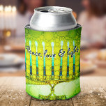 Porta-lata Green Hanukkah Menorah Peace Love Modern<br><div class="desc">"Paz, amor e luz." Uma citação de um roteiro de caligrafia, que sobrepõe uma ilustração de fotos estreitas de um menorah de arte brilhante, colorido, verde e amarela, ajuda você a lançar as festas de Hanukkah no estilo. Sinta o calor e a alegria da temporada de festas sempre que você...</div>