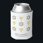 Porta-lata Hanukkah personalizado<br><div class="desc">HELICITANTE HANUKKAH pode resfriar, mostrando o ouro falso e a ESTRELA prateada de DAVID e MENORAH em um padrão em relevo. O texto lê HAPPY HANUKKAH com um nome de marcador de posição e é PERSONALIZÁVEL, para que você possa PERSONALIZÁ-lo adicionando seu nome ou outro texto. Ideal para comemorações de...</div>
