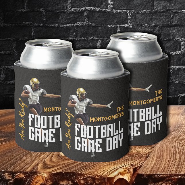 Porta-lata Jogador de futebol de preto (Football player game day black beverage can coolers)