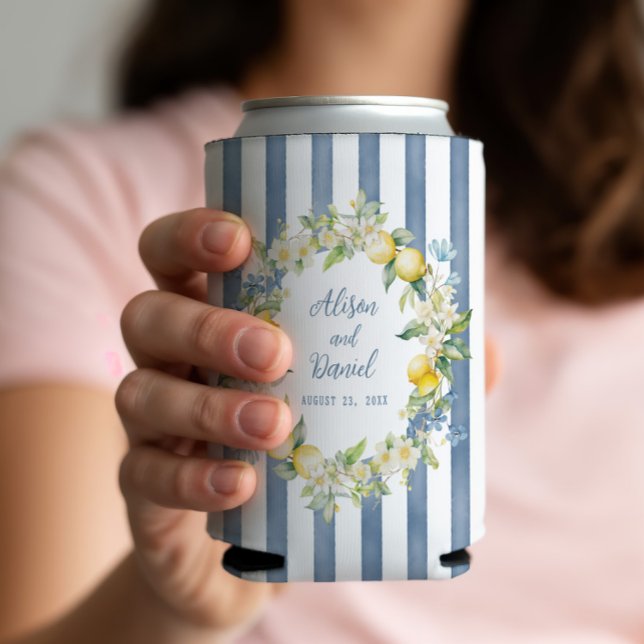 Porta-lata La Dolce Vita Lemon Floral Weders Can Cooler (These wedding can coolers keep your guests' drinks chilled while celebrating in style.)