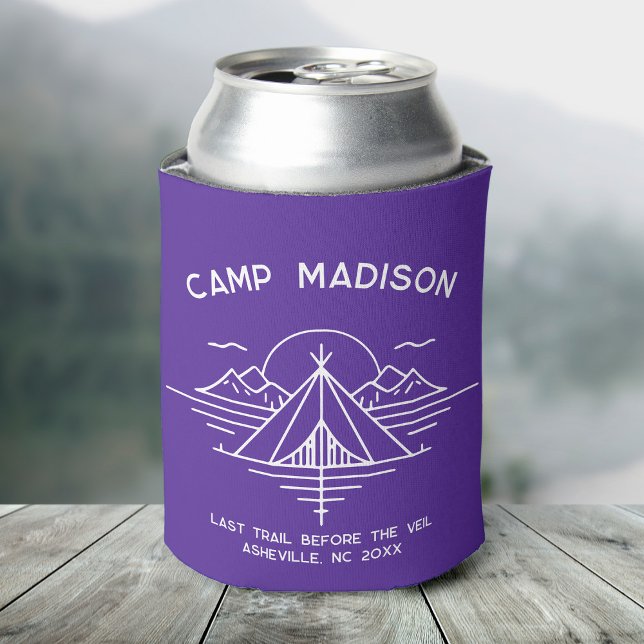 Porta-lata Lembrancinhas Personalizadas para Festa de Despedi (A can covered in a purple cooler featuring "Camp Madison" and a line graphic of mountains and a tent)