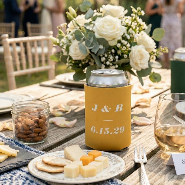 Porta-lata Marigold Yellow Bold Italic Monogram Wedding Favor (Criador carregado)