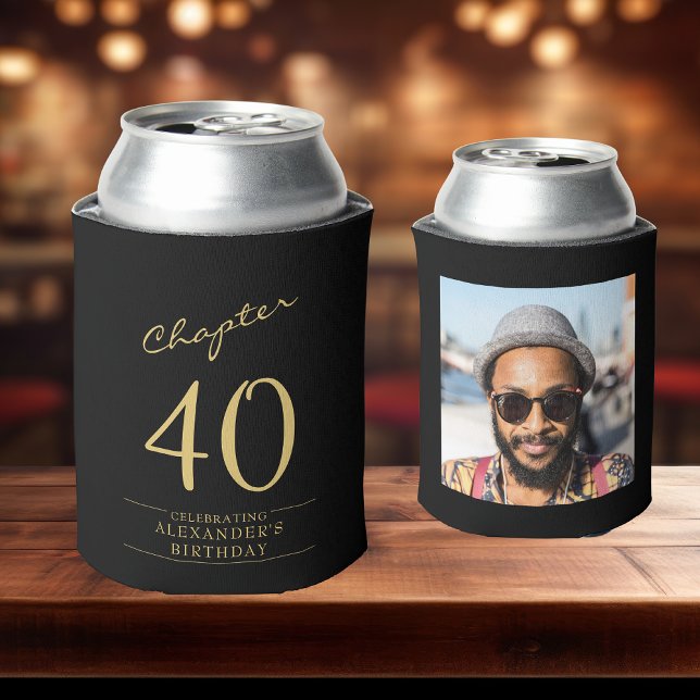 Porta-lata Modelo de Fotografia Dourada aniversário de 40 ano (Custom 40th birthday can coolers on a bar showing front and rear shots.)