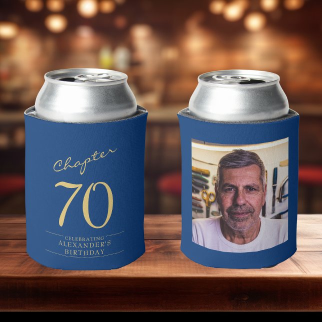 Porta-lata Modelo de Fotografia Dourada Azul de 70 Birthday (70th birthday custom can coolers in blue and gold with name on front, photo on rear sat on bar top.)