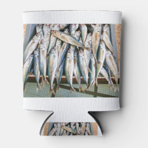 Porta-lata Muitas anchovas inteiras do lado a lado na caixa