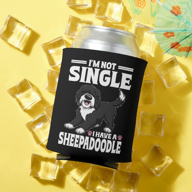 Porta-lata Não Estou Solteiro Tenho Um Amante Sheepadoodle (Verão in situ)