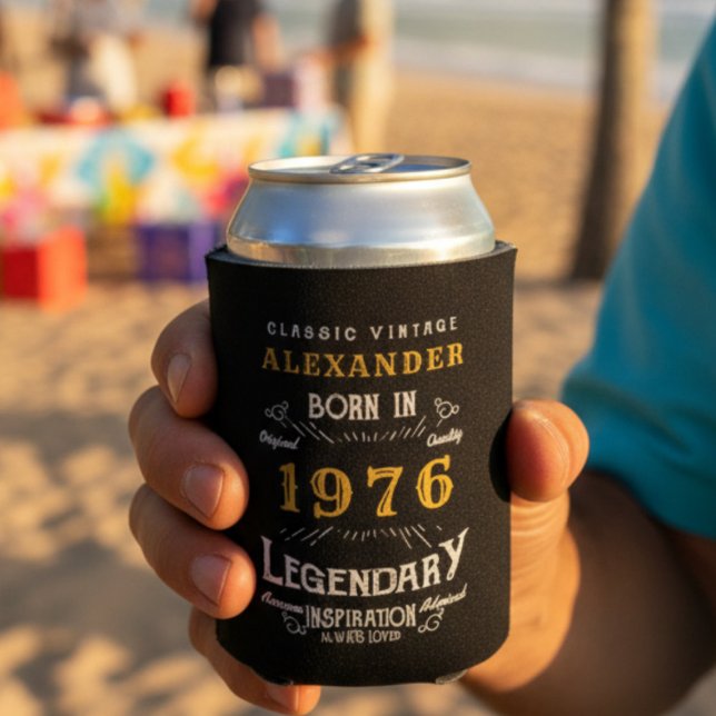 Porta-lata Nascer de 50º aniversário personalizado 1971 Vinta (50th birthday can cooler blurred beach background.)