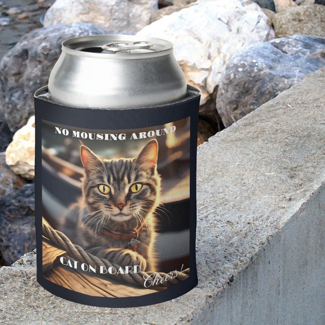 Porta-lata Náutico Gato Engraçado Sailor (Nautical can cooler featuring a funny cat on a boat)