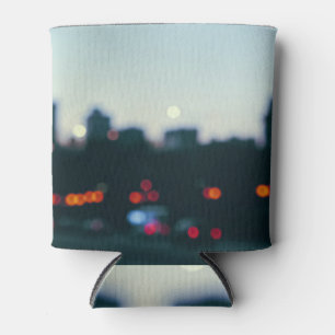 Porta-lata Noite de Varsóvia: Silhueta Blurry Cityscape.