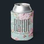 Porta-lata Noiva Floral Rosa<br><div class="desc">Mantenha a celebração legal com esta elegante noiva personalizada e mais legal! Projetado com pincel suave e florais de aquarelas de marfim em um fundo de cor clara, este koozie apresenta uma ousada tipografia moderna "BRIDE" e texto de nome personalizado. Perfeito para chás de panela, festas de solteira, manhãs de...</div>