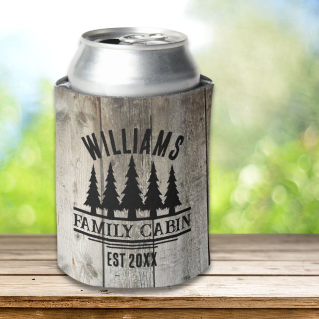 Porta-lata Nome de Cabine Personalizada da Floresta Russa - E (Rustic Forest Personalized Family Cabin Name Est Can Cooler)