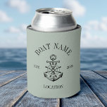 Porta-lata Nome do barco personalizado Âncora Crista Casa Náu<br><div class="desc">Este cooler de nome de barco verde salvia combina o estilo costeiro relaxado com uma crista náutica atemporal. Com um emblema clássico de âncora e roda de navio, é personalizado com o nome do seu barco, localização e data de fundação. O tom suave de salvia adiciona um visual moderno de...</div>