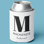 Porta-lata Nome do Monograma da Bridesmaid<br><div class="desc">Design de um monograma minimalista de tipografia moderna que pode ser mudado para personalizar. Perfeito por agradecer a sua dama de Bridesmaid por toda sua ajuda e apoio em fazer seu casamento incrível.</div>
