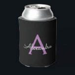 Porta-lata Nome do Monograma Girly de Script Preto Roxo<br><div class="desc">Noivado Elegante de Leitura ou Festa de solteira Simples,  preto e roxo. Esses refrigeradores de Casamento,  Chá de panela ou Festa de aniversário podem ser personalizados para incluir seu primeiro nome. Entre em contato com o designer para obter itens correspondentes personalizados.</div>