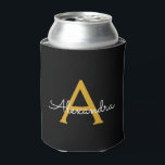 Porta-lata Nome do Monograma Rapariga de Script Moderno Doura<br><div class="desc">Noivado Elegante preto e Dourado,  ou Festas de solteira de refrigeradores. Esses refrigeradores de Casamento,  Chá de panela ou Festa de aniversário podem ser personalizados para incluir seu primeiro nome. Entre em contato com o designer para obter itens correspondentes personalizados.</div>