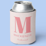 Porta-lata Nome do Monograma Rosa-Bridesmaid<br><div class="desc">Design de um monograma minimalista de tipografia moderna que pode ser mudado para personalizar. Perfeito por agradecer a sua dama de Bridesmaid por toda sua ajuda e apoio em fazer seu casamento incrível. Ideal para Bachelorette ou Fim de semana do Hen Party,  ou para presentes de Chá de panela.</div>