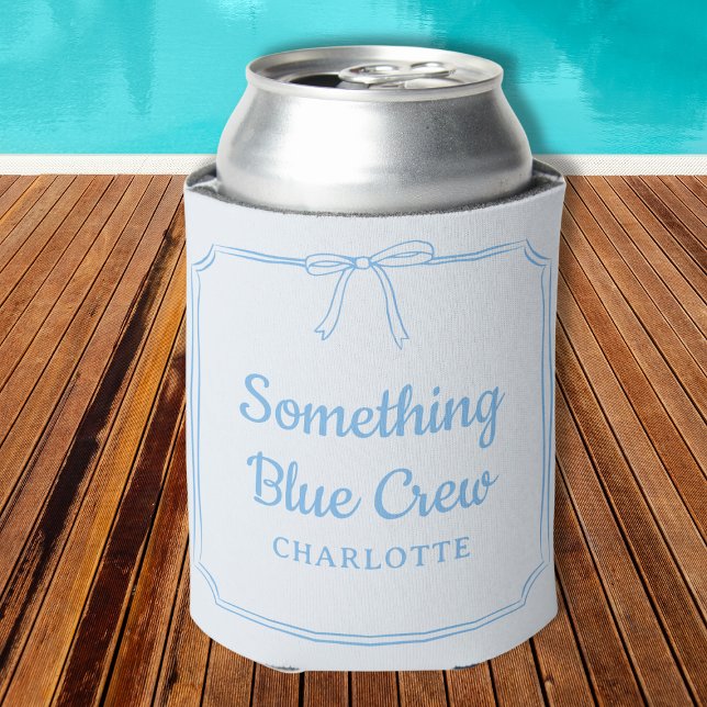 Porta-lata Nome Personalizado do Arco Elegante de Tripulação  (Chic Bow Custom 'Something Blue Crew' Can Cooler - Perfect for Trendy & Stylish Bachelorette Parties)