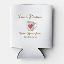 O amor está preparando caneca de café branca coraç