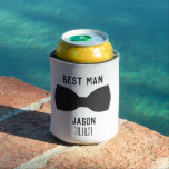 Porta-lata Personalizar Melhor Homem<br><div class="desc">Presente personalizado de Padrinho de casamento com nome e data.Mantenha bebidas frias e memórias calorosas com este personalizado "Melhor Homem" pode resfriar, o presente perfeito para sua equipe de casamento. Apresentando um gráfico de gravata preto elegante, texto em negrito, nome personalizável e data de casamento, este na moda é um...</div>