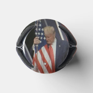 Porta-lata Presidente Trump abraçando a bandeira americana
