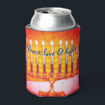 Porta-lata Red Orange Hanukkah Menorah Peace Love Light Artsy<br><div class="desc">"Paz, amor e luz." Uma citação de um roteiro de caligrafia, que sobrepõe uma ilustração de fotos estreitas de uma menorah brilhante, colorida, laranja vermelha e dourada, ajuda você a lançar no feriado de Hanukkah no estilo. Sinta o calor e a alegria da temporada de festas sempre que você relaxa...</div>