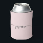 Porta-lata Simples Letra Rosa Monograma Girly Script Pode Ser<br><div class="desc">Minúsculo Glam Miniromado, Elegante Feminina, Nome do Monograma Cor-de-Rosa, Script A Bebida Personalizada Personalizada Pode Refrescar. Este design com seu primeiro nome em um estilo bonito, escrito à mão, estilo swash tail tipografia de assinatura em cor rosa-de-rosa-claro ou rosa-poeirento. Estes são fáceis de personalizar. presente de festa de solteira excelente...</div>