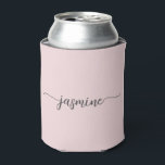 Porta-lata Simples Letra Rosa Monograma Girly Script Pode Ser<br><div class="desc">Minúsculo Glam Miniromado, Elegante Feminina, Nome do Monograma Cor-de-Rosa, Script A Bebida Personalizada Personalizada Pode Refrescar. Este design com seu primeiro nome em um estilo bonito, escrito à mão, estilo swash tail tipografia de assinatura em cor rosa-de-rosa-claro ou rosa-poeirento. Estes são fáceis de personalizar. presente de festa de solteira excelente...</div>