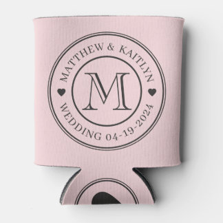 Porta-lata Sussurro Rosa e Coração de Monograma de Casamento
