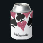 Porta-lata Tema de Vegas Brilho Rosa com Nome Personalizado d<br><div class="desc">Dê um toque de classe nessa lata com um cooler de lata "Dama de Honra" totalmente personalizado, apresentando uma dispersão de naipes de cartas em brilho rosa falso e preto com texto personalizado para o nome dos membros da comitiva nupcial. Reúna as garotas para celebrar a noiva com um fim...</div>
