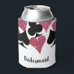 Porta-lata Tema de Vegas Brilho Rosa com Nome Personalizado d<br><div class="desc">Dê um toque de classe nessa lata com um cooler de lata "Dama de Honra" totalmente personalizado, apresentando uma dispersão de naipes de cartas em brilho rosa falso e preto com texto personalizado para o nome dos membros da festa de casamento. Reúna as garotas para celebrar a noiva com um...</div>