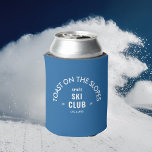 Porta-lata Torrada Nas Encostas Clube Après Ski Azul Céu<br><div class="desc">Torrada Nas Encostas Clube Après Ski can cooler, perfeito para sua viagem de inverno em grupo ou reunião. Personalize com os detalhes da sua viagem de esqui ou inverno... ano e destino da estação de esqui. Perfeito para uma reunião com tema Après Ski de família ou amigos, festa de aniversário...</div>