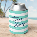 Porta-lata Turquesa de pré-disquete e grupos azuis de Stripes<br><div class="desc">Mantenha suas latas de bebida legal com esta lata mais fria que apresenta as palavras "Team Groom" em um roteiro de tendências azul contra uma tartaruga de pré-disquete e um padrão de listras brancas. Perfeito para casamentos e despedida de solteiro. Para outros itens correspondentes, consulte aqui https://www.zazzle.com/collections/119250194970828530?rf=238364477188679314 Personalize-o substituindo o...</div>
