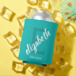 Porta-lata Turquoise Team Personalizada<br><div class="desc">A turquesa e o branco podem ser mais frios personalizados com o nome da sua dama de honra, sobre uma grande inicial e "Noiva de Equipe" ou qualquer texto que você escolha na parte inferior. Um presente, uma festa de solteira ou um chá de panela divertido. Mais cores feitas para...</div>