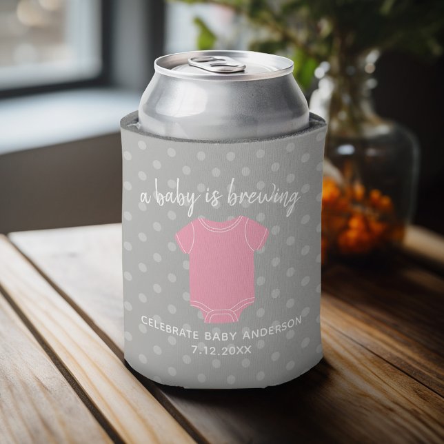 Porta-lata Um bebê está se preparando - Casais Chás favorecem (Baby Shower Favor - Personalized Can Cooler for a Couple's Shower - A Baby is Brewing)