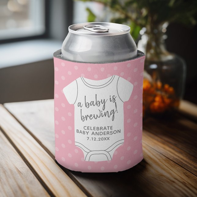 Porta-lata Um Bebê está se preparando — Casais Chás podem edi (Baby Shower Favor - Personalized Can Cooler for a Couple's Shower - A Baby is Brewing)