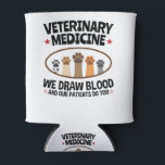Porta-lata Vet Tech Veterinarian Funny Desenhar Sangue Cote<br><div class="desc">Medicina veterinária: nós desenhar sangue e nossos pacientes também. Esta camisola hilária com cinco patas de estimação é perfeita para um veterinário ou veterinário que está coberto de arranhões</div>